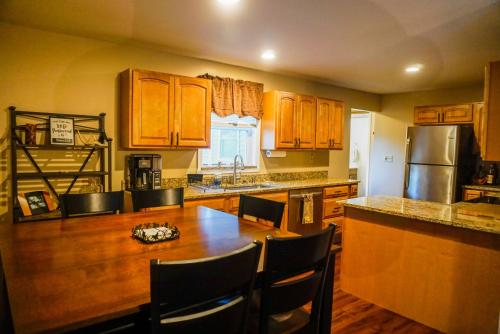 Cabin by the Creek with private creek access - Accommodation - Tannersville