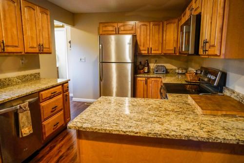 Cabin by the Creek with private creek access - Accommodation - Tannersville