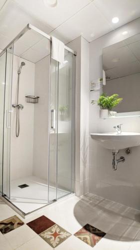 Twin Room with Private Bathroom image 5
