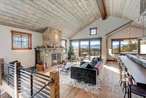 Cliff Side Luxury Chalet With Hot Tub & Incredible Views - FREE Activities & Equipment Rentals Daily - image 8