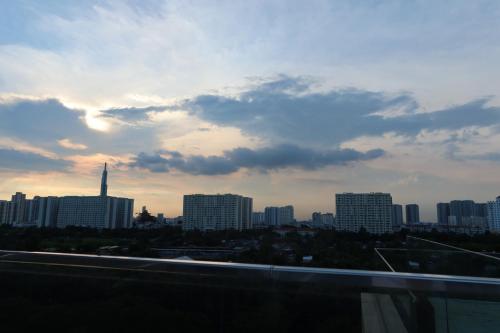 LUXURIOUS APARTMENT, FREE GYM+POOL view to landmark 81