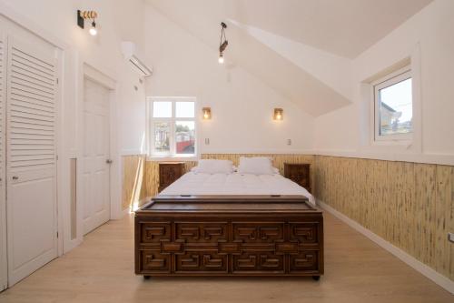 1 queen bed, 2 twin beds