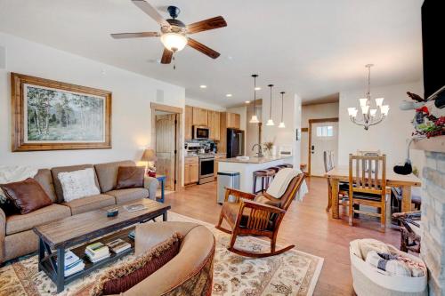 Luxury Chalet #127 - Hot Tub & Great Views - 500 Dollars of FREE Activities & Equipment Rentals Daily in Winter Park, USA