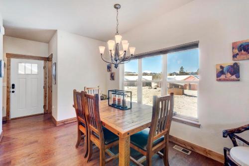 Luxury Chalet #127 Near Resort - Hot Tub & Views - FREE Activities & Equipment Rentals Daily - image 8