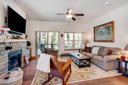 Luxury Chalet #127 - Hot Tub & Great Views - 500 Dollars of FREE Activities & Equipment Rentals Daily in Winter Park, USA