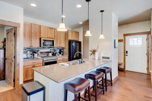 Luxury Chalet #127 - Hot Tub & Great Views - 500 Dollars of FREE Activities & Equipment Rentals Daily in Winter Park, USA