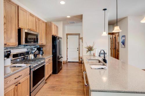 Luxury Chalet #127 - Hot Tub & Great Views - 500 Dollars of FREE Activities & Equipment Rentals Daily in Winter Park, USA