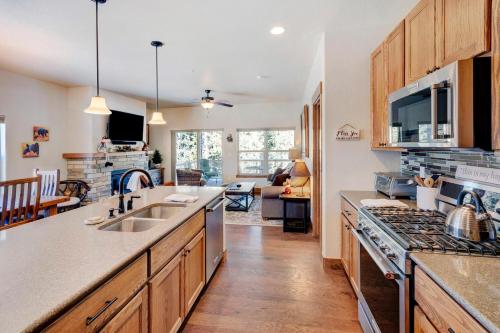 Luxury Chalet #127 - Hot Tub & Great Views - 500 Dollars of FREE Activities & Equipment Rentals Daily in Winter Park, USA