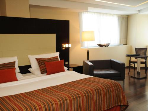 1 king bed, 2 twin beds