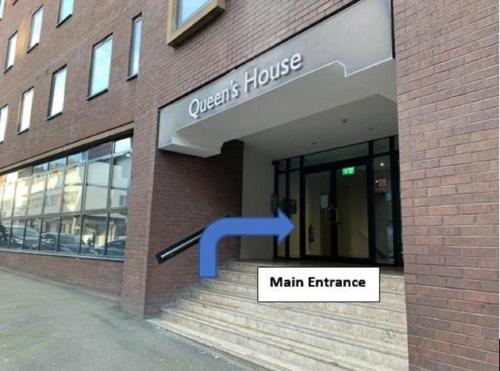 Sleeps 5 with 2 bedrooms and sofabed, perfect for work or leisure, stylish spacious city centre apartment, book our Queen Suite, today! photo 4