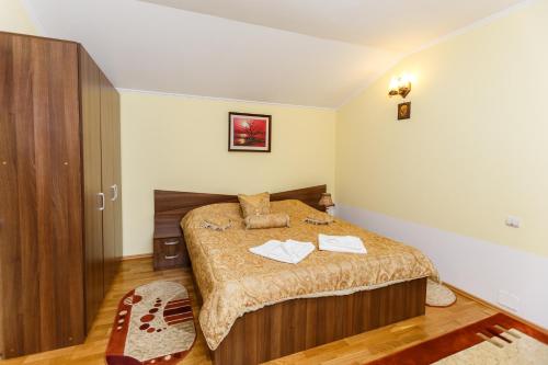 1 king bed, 1 twin bed