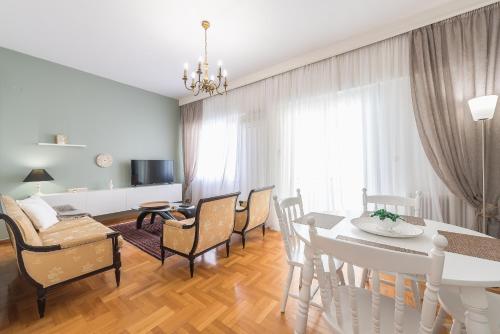 Sophisticated Family House With Acropolis View, Atény