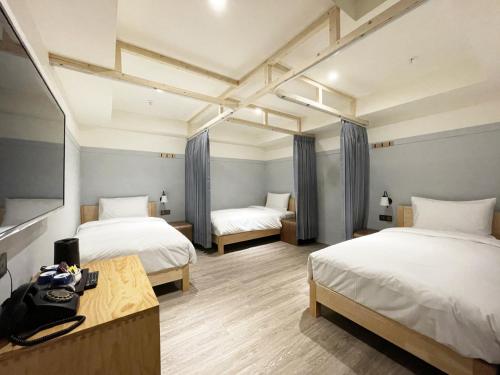Single Bed in Male Dormitory Room room in Green Hotel - Midori