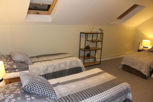 3 twin beds