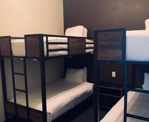 1 king bed, 2 bunk beds