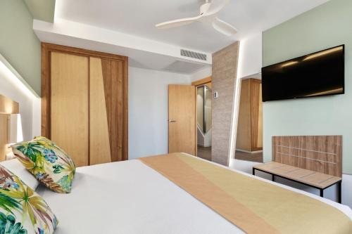 1 queen bed, 1 sofa bed