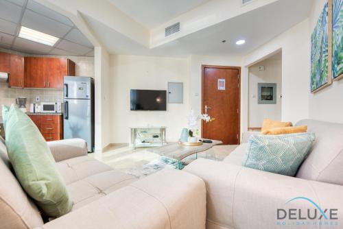 Next to Lake 2BR Apartment Accessible to Metro, Dubai Gate 2, Jumeirah Lake Towers by Deluxe Holiday Homes, Дубай (фото 3)