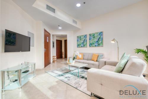 Next to Lake 2BR Apartment Accessible to Metro, Dubai Gate 2, Jumeirah Lake Towers by Deluxe Holiday Homes, Дубай (фото 9)