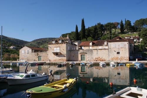  Apartments Kaštel, Pension in Ložišće