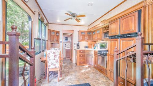 Outdoor Glamping Large 5th Wheel Setup OK4A - image 7
