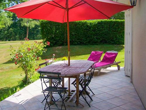 Maison de 2 chambres a Saint Saud Lacoussiere avec magnifique vue sur le lac piscine partagee jardin clos gîte à louer Aux Parcs
