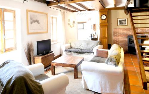 Mansion with 3 bedrooms in Castelnou with wonderful mountain view shared pool furnished garden 25 km from the beach gîte à louer Llupia