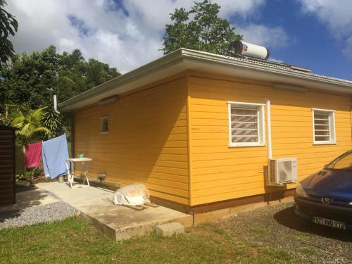 Maison cosy Le Lamentin, jardin in Le Lamentin