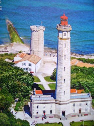 Apartment with 2 bedrooms in Breuillet with enclosed garden and WiFi 10 km from the beach - image 5