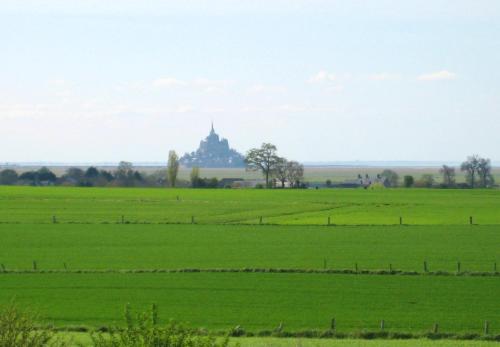 Зовнішній вигляд готелю, Maison de charme avec jardin a Courtils, proche du Mont Saint-Michel in Ducey