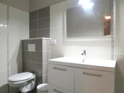 Ванна кімната, Maison de charme avec jardin a Courtils, proche du Mont Saint-Michel in Ducey