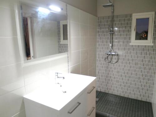 Ванна кімната, Maison de charme avec jardin a Courtils, proche du Mont Saint-Michel in Ducey