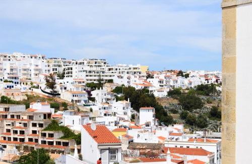 One bedroom appartement with sea view and wifi at Encarnacao 3 km away from the beach