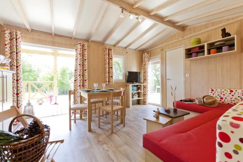 Bungalow with 2 bedrooms in La ChapelleHermier with shared pool and furnished terrace 12 km from the beach gîte à louer Landevieille