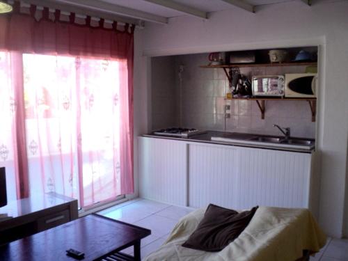 Konyha, Appartement elegant a Bois De Nefles, Saint Paul avec jacuzzi. in Saint Paul