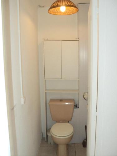 Fürdőszoba, Appartement elegant a Bois De Nefles, Saint Paul avec jacuzzi. in Saint Paul