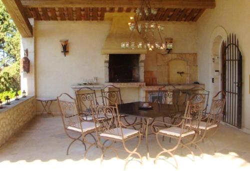 Villa with 4 bedrooms in Orgon with private pool enclosed garden and WiFi gîte à louer Cheval-Blanc