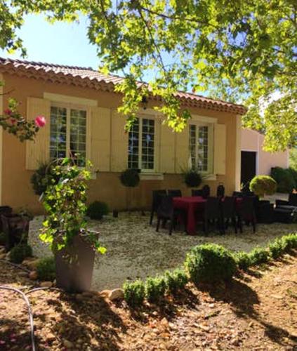 Maison de 4 chambres avec jardin amenage et wifi a Arles