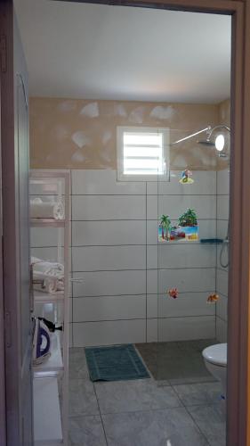 Vannituba, Appartement charmant à Deshaies avec piscine partagée, 46 m². (Appartement charmant a Deshaies avec piscine partagee, 46 m².) in Deshaies