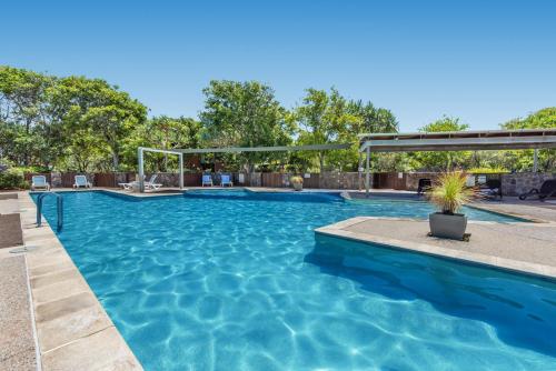 Family Unit with Parking and Pool 160m from Beach