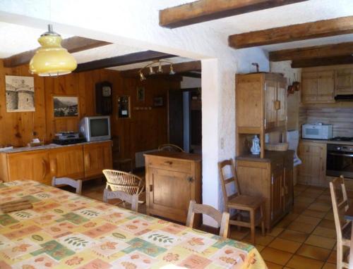 House with 2 bedrooms in Notre Dame de Bellecombe with wonderful mountain view furnished garden and WiFi 100 m from the slopes - image 4