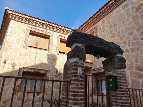  5 bedrooms house with furnished terrace at Navaluenga, Pension in Navaluenga bei El Barraco