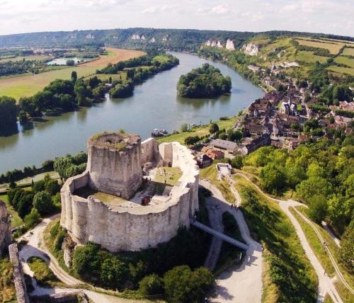 Exterior view, Maison de charme a Sainte-Genevieve-les-Gasny avec jardin in Sainte-Genevieve-les-Gasny