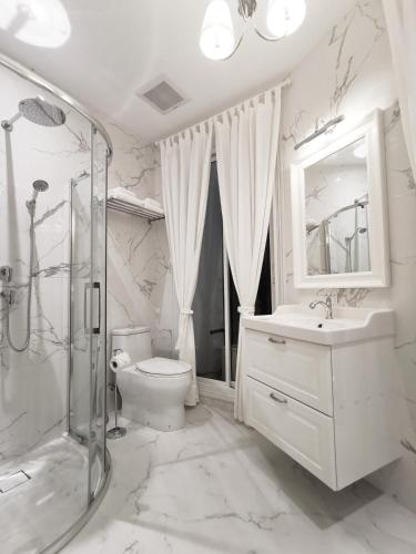 Double Bed Hotel – Bangkok, NY