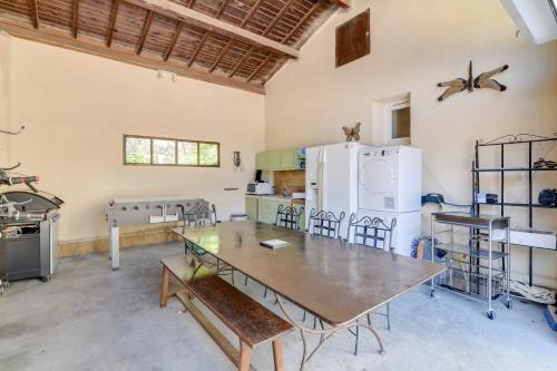 Villa de 3 chambres avec piscine privee jacuzzi et jardin amenage a Oppede