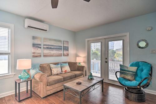 Condo with Community Pool - Walk to Madeira Beach!