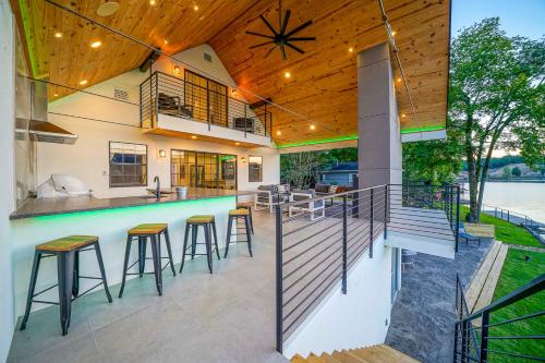 Upscale Grand Point Escape on Lake Hamilton