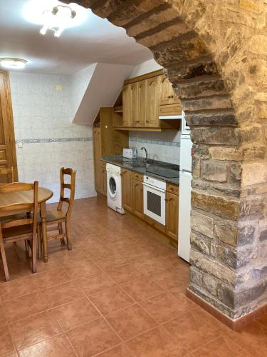 Konyha, Vistas a la Montaña en un Pueblo con Encanto. (Vistas a la Montana en un Pueblo con Encanto.) in El Pueyo De Araguas