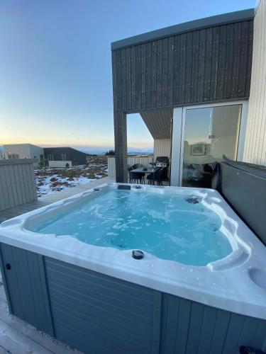 Kerbyggd: Luxury house and cottage in golden circle in Hveragerdi