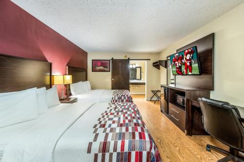 Red Roof Inn & Suites Wapakoneta - image 2