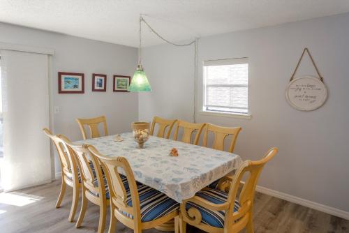 Beautiful Seashell Condo with Pool - image 6